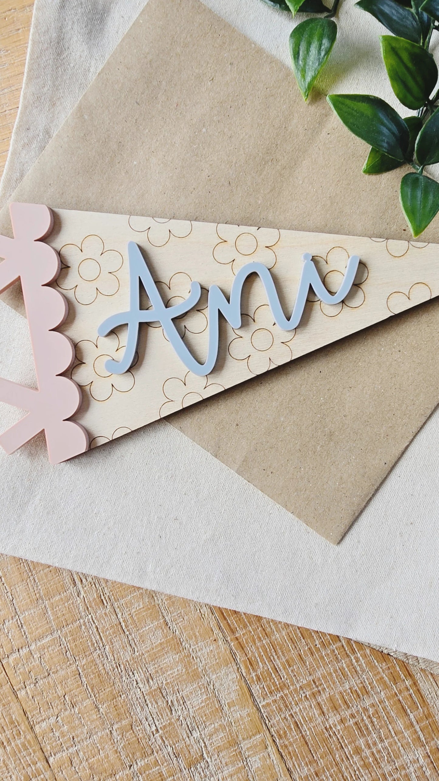Banderín Decorativo Floral con Nombre Personalizado